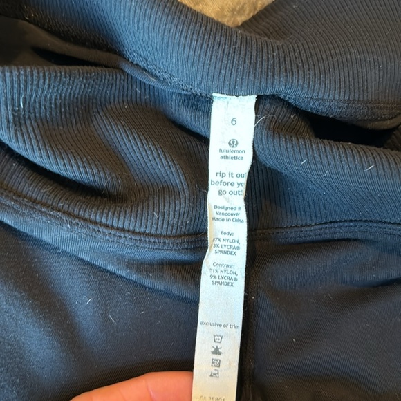 Vintage Lululemon clamdiggers size 6 - Picture 3 of 3